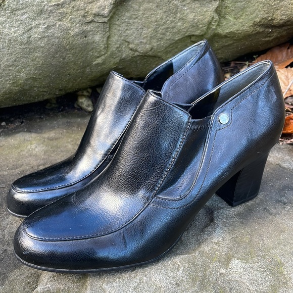 Franco Sarto Shoes - FRANCO SARTO BLACK FAUX LEATHER CHUNKY HEEL ANKLE BOOTS 🖤💋- 9